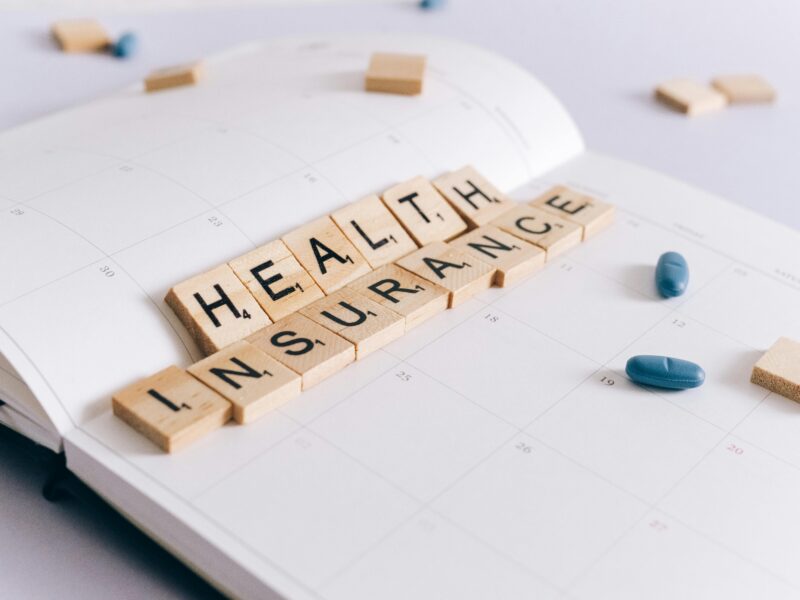 الحماية خلال السنوات الذهبية: التأمين الصحي والتقاعد