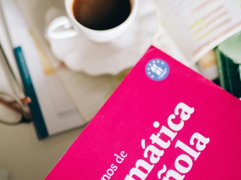  الكتب والأدوات الأخرى لمساعدتك في تعلم اللغة الإسبانية